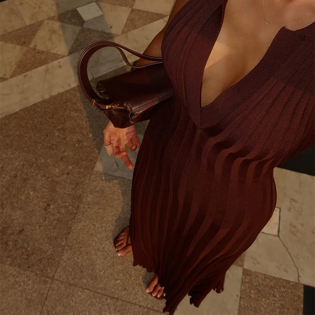 Das dünne Strickkleid hängt, Polokragen gut erkennbar