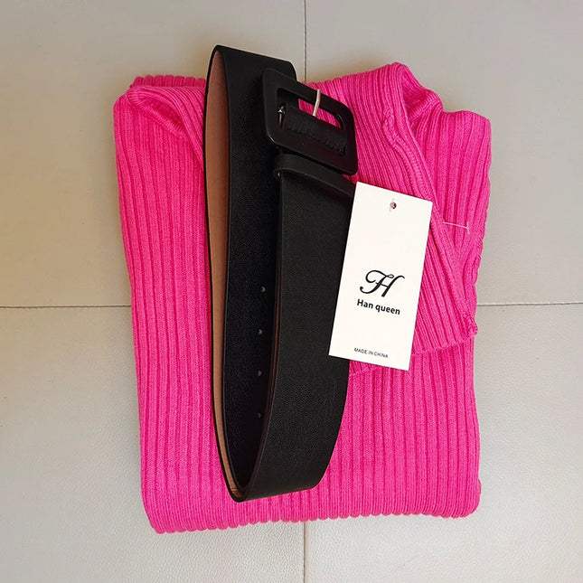 Pinkes Rollkragen Strickkleid als Flatlay mit Gürtel