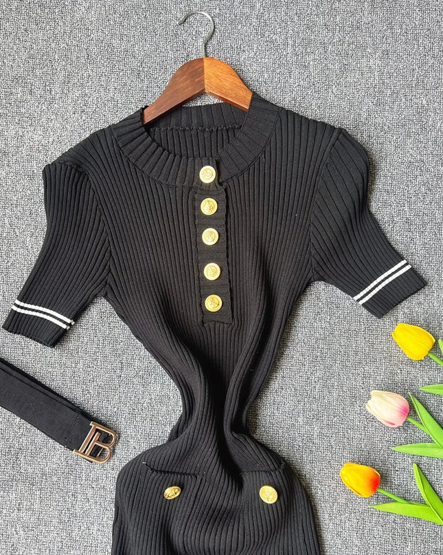 Midi strickkleid kurzarm schwarz mit Gürtel und goldfarbener Knopfleiste