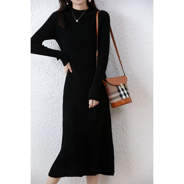 Rotes Strickkleid mit langen Ärmeln - Ganzkörperaufnahme