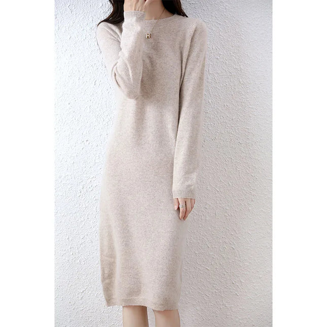 Beiges midi Strickkleid aus Merinowolle mit Stehkragen, Frontansicht