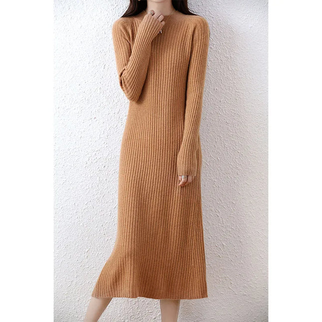 Detailaufnahme des Rippstricks am cremefarbenen Strickkleid