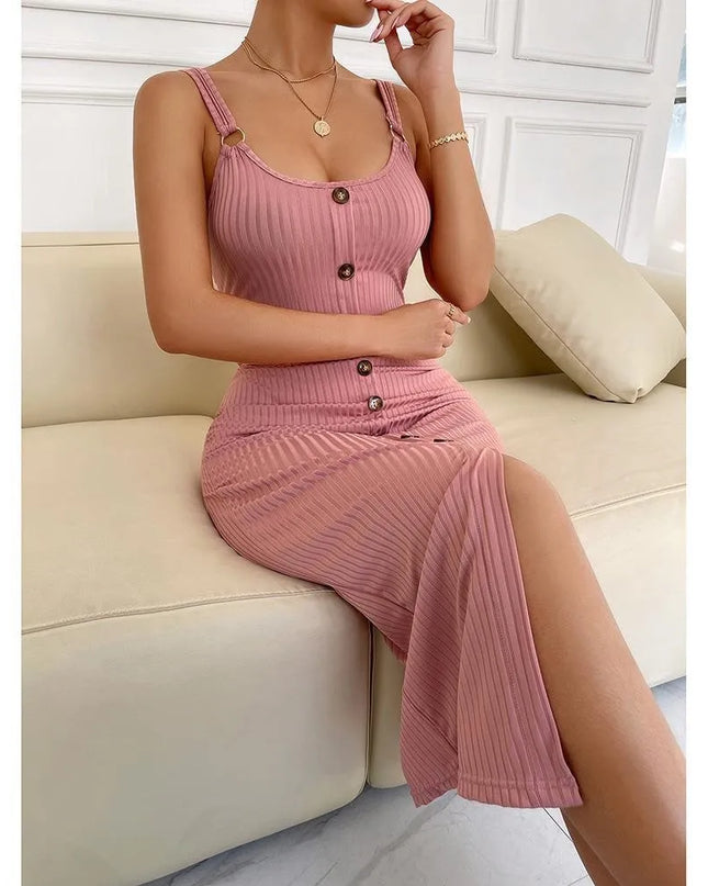 Rosa midi strickkleid mit schlitz von vorne mit Zierknopfleiste