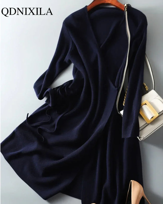 Dunkelblaues Strickkleid, Seitenansicht mit schmaler Passform