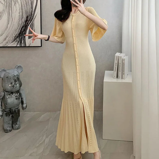 Langes Strickkleid mit Knopfleiste in Creme, Vorderansicht