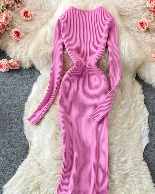 Rosa Strickkleid in wadenlanger Länge von der Seite