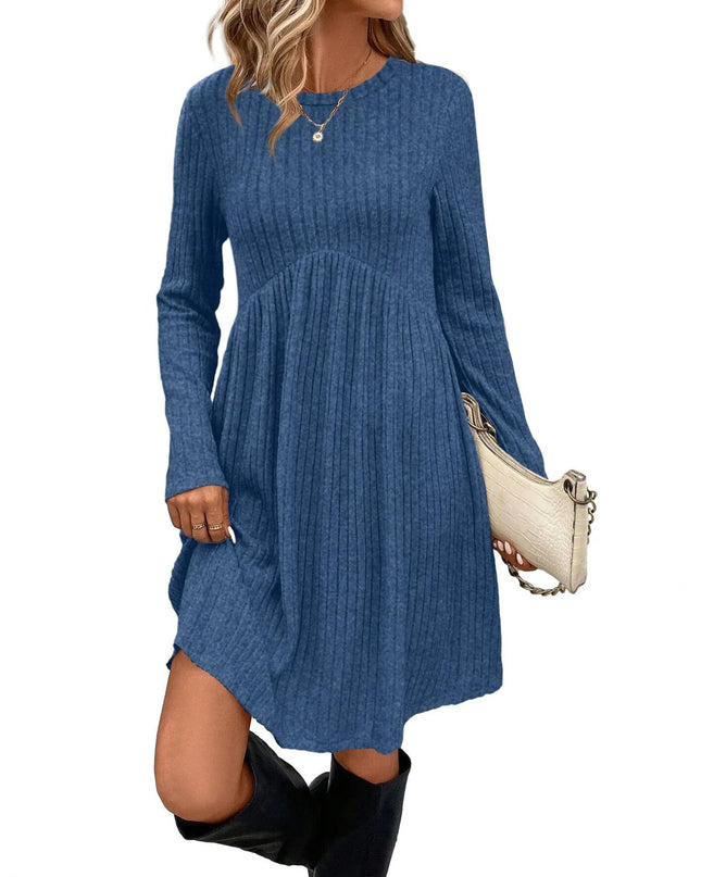 Blaues Strickkleid mit Rundhals, Seitenansicht
