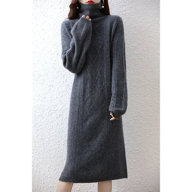 Nahaufnahme des hohen Rollkragens am Strickkleid