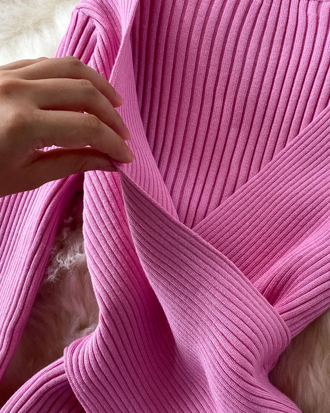 Rosa Strickkleid mit Rippstrickstruktur im Detail