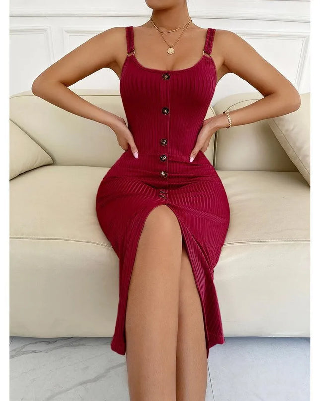 Dunkelrotes Strickkleid mit Schlitz, midi Länge, figurbetont, vorne mit Zierknopfleiste