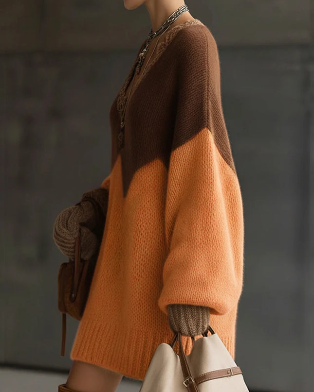 Rückansicht des Oversize Strickkleides mit V-Ausschnitt