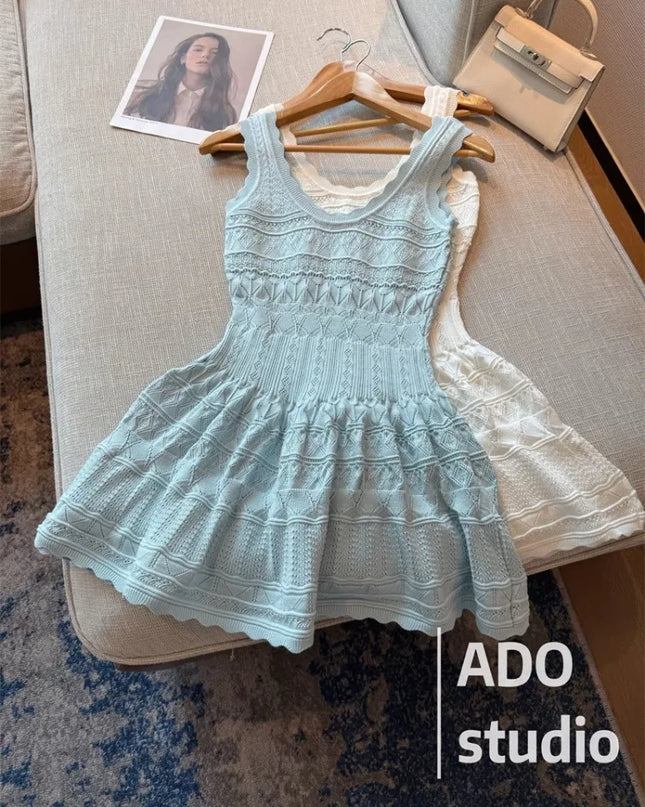 Rückansicht des weißen Mini-Strickkleids mit Lochmuster