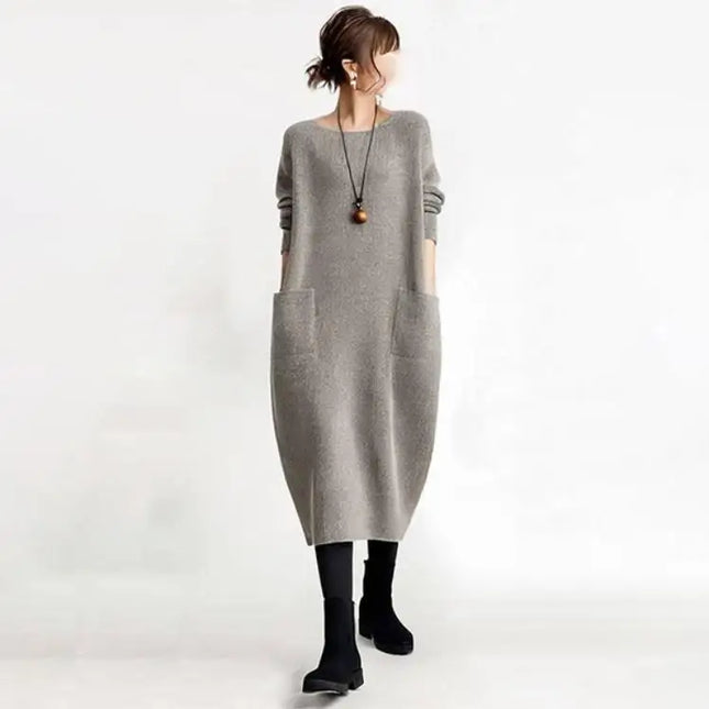 Oversize-Strickkleid mit Taschen - getragen mit Stiefeln