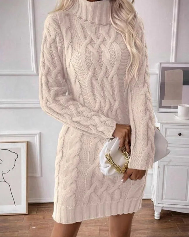 Detailansicht des Rollkragens am weinroten Strickkleid