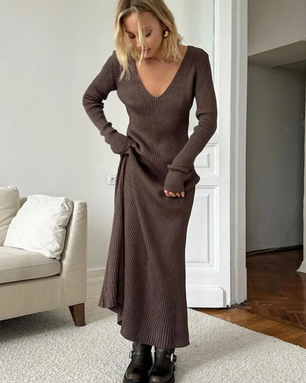 Strickkleid in Taupe mit V-Ausschnitt, Rückenansicht