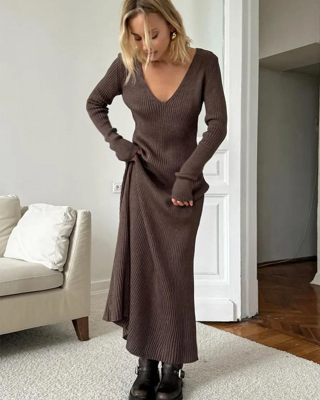 Strickkleid in Taupe mit V-Ausschnitt, Rückenansicht