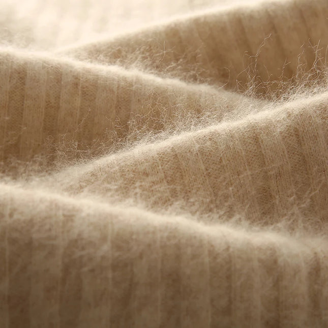 Nahaufnahme vom Stehkragen des Strickkleids in Olivgrün