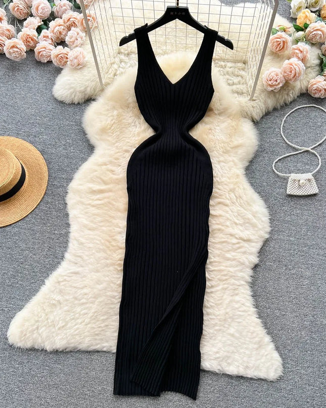 Schwarzes ärmelloses Strickkleid mit V-Ausschnitt im Ganzkörperbild