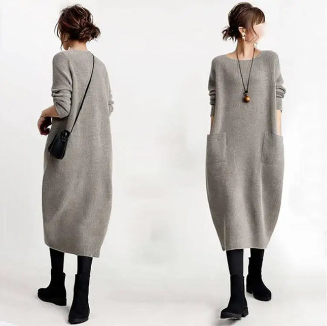 Beiges Midi Strickkleid mit Taschen Oversize - frontale Ansicht