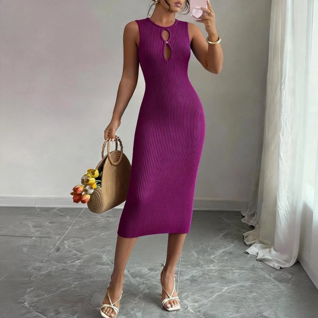 Lilafarbenes Strickkleid mit Rundhals und tropfenförmiger Aussparung - midi strickkleid rundhals lila