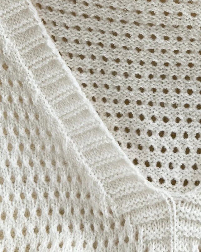 Strickkleid in Schwarz ohne Ärmel, Nahaufnahme des V-Ausschnitts