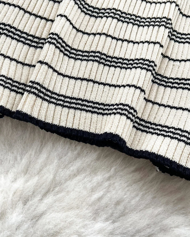 Rückansicht des ärmellosen Strickkleids mit figurnaher Passform