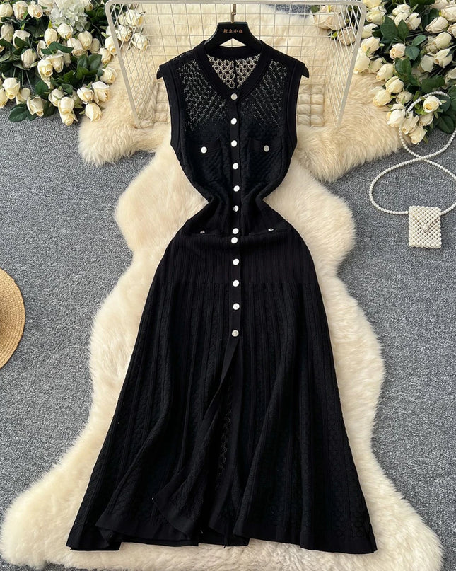 Schwarzes Strickkleid mit V-Ausschnitt und weitem Rock
