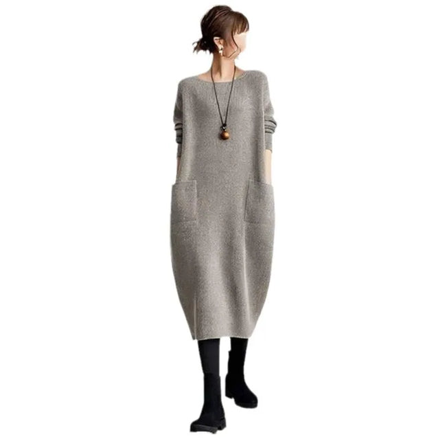 Strickkleid in beige mit Rundhals und Taschen - Rückansicht