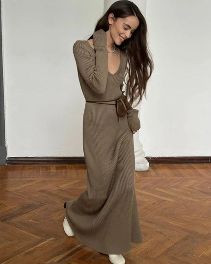 Taupefarbenes Strickkleid mit Bindegürtel und lockerer Passform