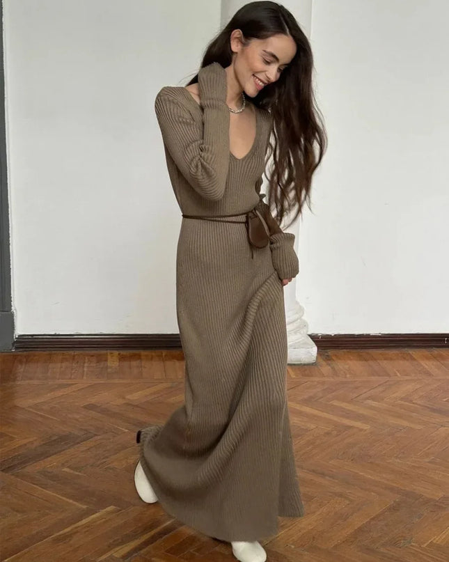 Dunkelbraunes Strickkleid mit Bindegürtel, seitliche Ansicht