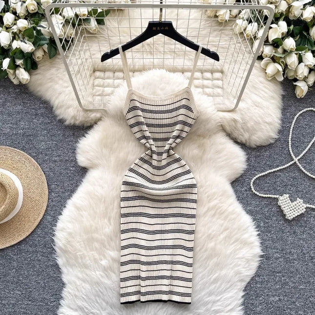 Gestreiftes Strickkleid in Creme mit Ringelmuster und schmalen Trägern