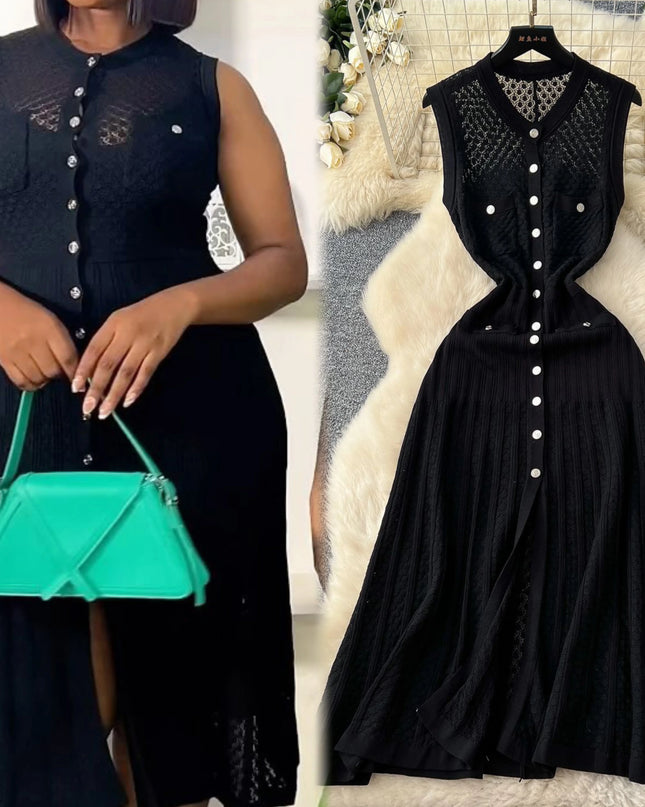 Schwarzes ärmelloses Strickkleid mit Knopfleiste in Vorderansicht