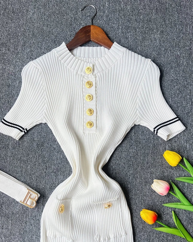 Weißes Midi Strickkleid kurzarm mit Gürtel und goldener Knopfleiste - midi strickkleid kurzarm weiß