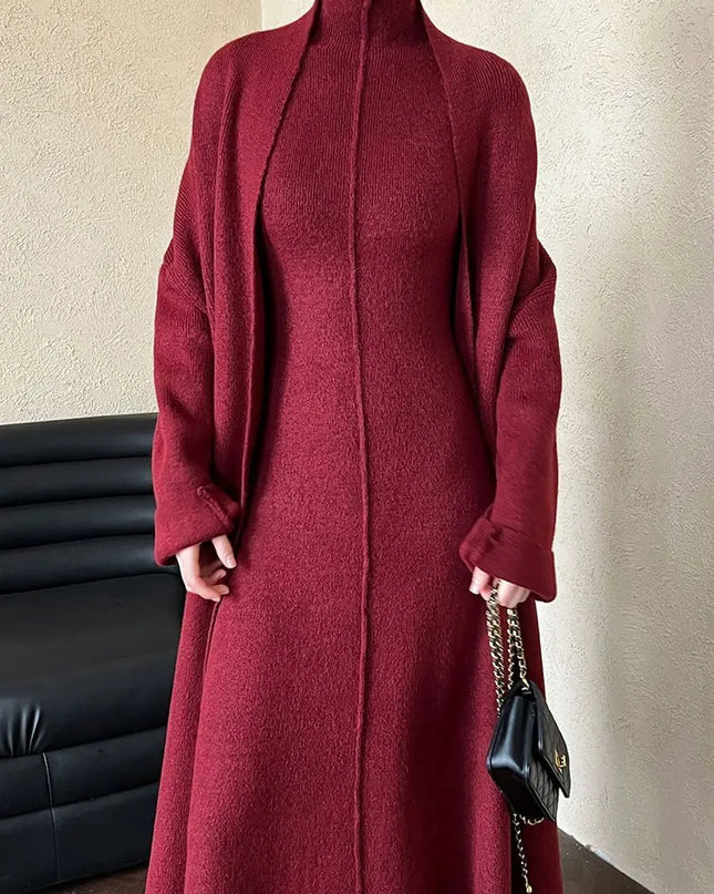 Dunkelbraunes Rollkragenkleid mit Cardigan - Rückansicht