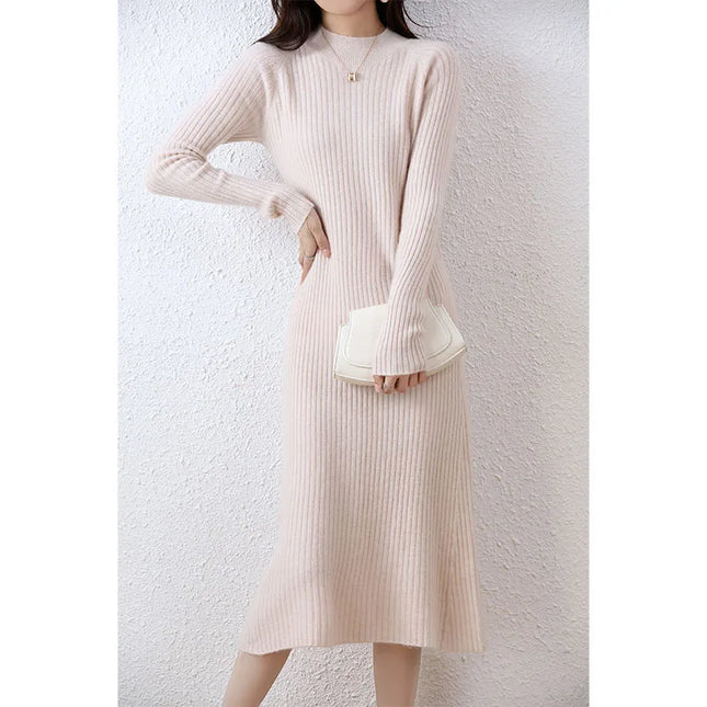 Figurnahe Passform des schwarzen Midi Strickkleides von der Seite
